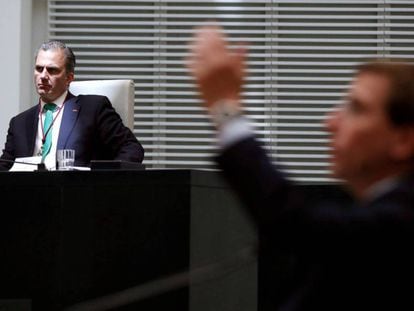 Javier Ortega Smith y José Luis Martínez-Almeida en el pleno de constitución del Ayuntamiento.  
 