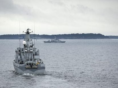 Un barco sueco patrulla el archipi&eacute;lago de Estocolmo, el pasado 19 de octubre.