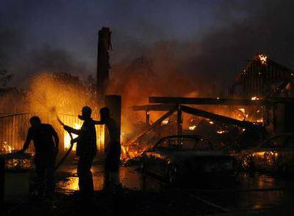 Residentes de Yorba Linda, cerca de Los Ángeles, intentan hacer frente al fuego.