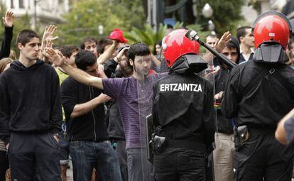 Un momento de los incidentes entre manifestantes y la Ertzaintza en Bilbao.