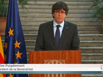 Comparecencia de Carles Puigdemont el 28 de octubre, cuando ya hab&iacute;a sido destituido como presidente de la Generalitat y un d&iacute;a antes de marcharse a Bruselas. El r&oacute;tulo de TV3 lo identifica como &ldquo;president&rdquo;.