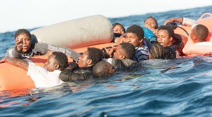 Migrantes se agarran a unos flotadores antes de ser rescatados en el Mediterráneo en enero de 2018.