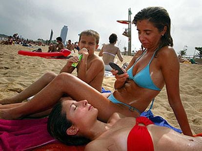 Las playas se llenarán otra vez de teléfonos móviles este verano.