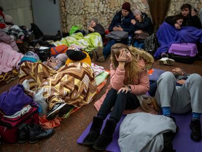 Cientos de ciudadanos se refugian en las estaciones del metro de Kiev, este jueves.
