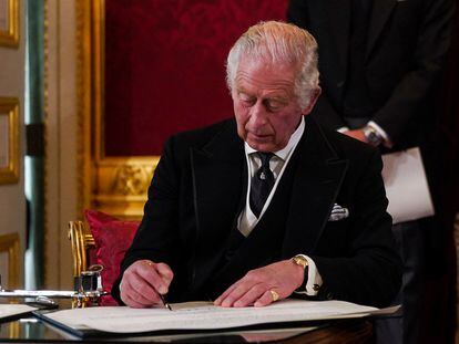 El nuevo rey de Inglaterra, Carlos III, en una reunión en el Palacio de St. James de Londres, el 10 de septiembre.