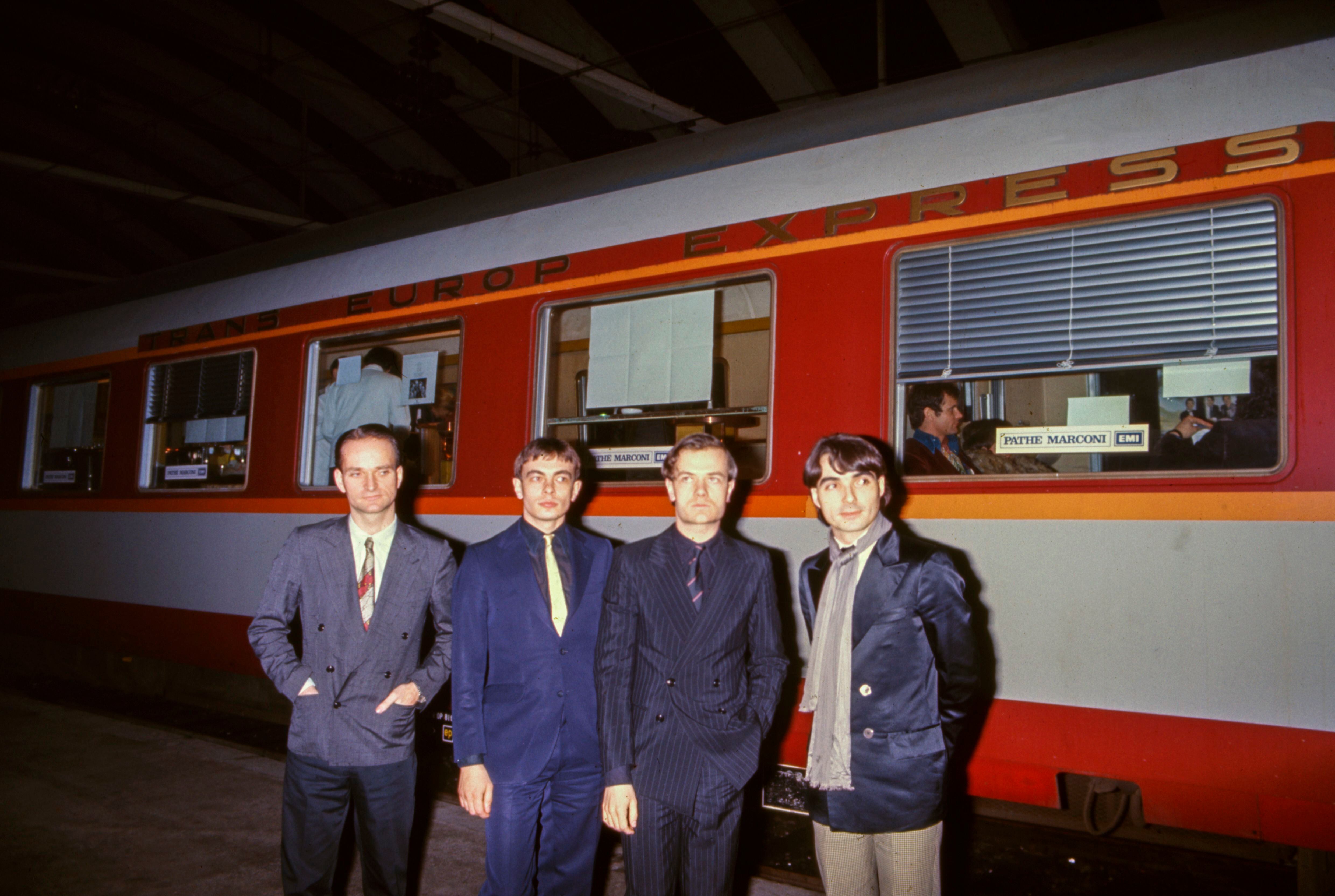 Los alemanes Kraftwerk posan frente al tren que dio nombre a uno de sus temas más célebres.