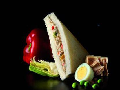 Sándwich de ensaladilla, creado en los años 50, el más vendido.