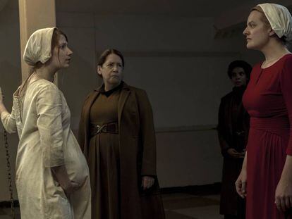 Elisabeth Moss (izquierda) y Anne Dowd (centro) en la segunda temporada de 'The Handmaid's Tale'.