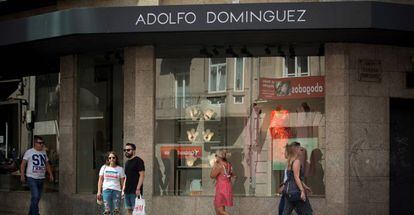Vista de la tienda de Adolfo Domínguez situada en la céntrica calle Curros Enríquez de Ourense. 