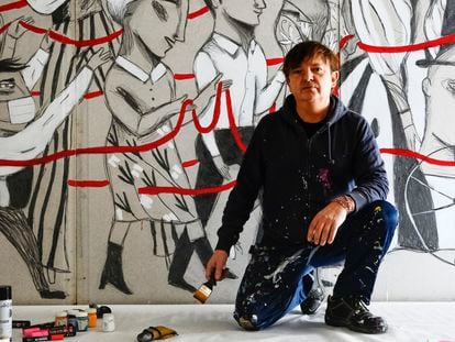 Ignasi Blanch fotografiado en su estudio con su reciente mural 'La processó de la Cinta'.