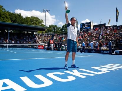 Bautista eleva el trofeo del torneo de Auckland.