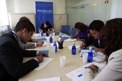 Un grupo de estudiantes en las pruebas de selección para optar al puesto de CEO en el concurso "Consejero delegado por un día".
