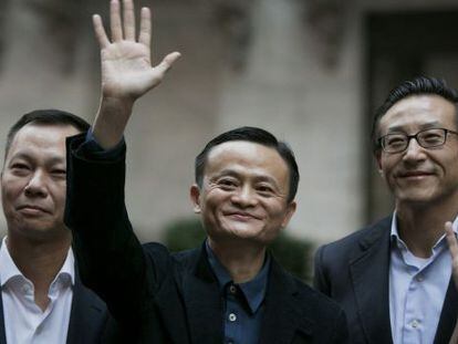 El fundador de Alibaba, Jack Ma (centro), junto a otros ejecutivos a la puerta de  la Bolsa de Nueva York.