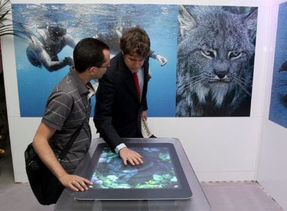 Dos visitantes, en la exposición de Unicaja en Málaga.