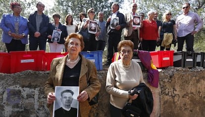 Familiares de los republicanos fusilados en Paterna en 1940.