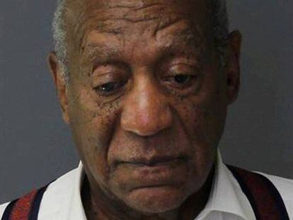 El actor Bill Cosby al ingresar al establecimiento penitenciario del condado de Montgomery.