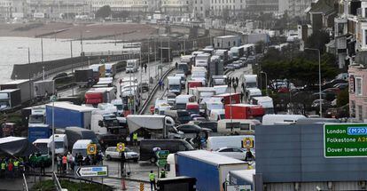 Camiones se agolpan a la entrada del Puerto de Dover (Reino Unido) el pasado miércoles. 