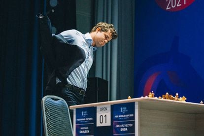 Carlsen se pone la chaqueta, hoy en Sochi, tras perder la semifinal frente a Duda