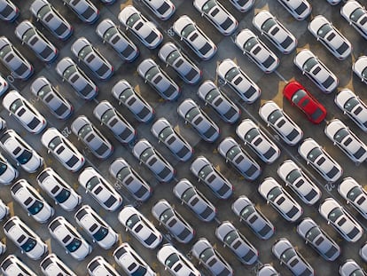 Foto aérea de un depósito de coches nuevos en Wuhan, China.