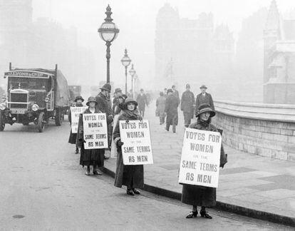 Un grupo de sufragistas monta un piquete frente a la Cámara de los Comunes (Londres), en 1924.