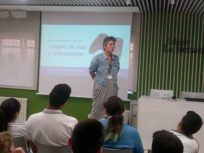 Verónica López, de Afi Escuela de Finanzas, imparte un taller sobre el peligro de la ludopatía a adolescentes.