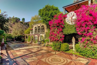 Harry Houdini
La mansión del legendario mago húngaro en Beverly Hills también está disponible para aquellos que puedan permitirse desembolsar hasta 1300 dólares por noche. Un enclave histórico que sigue manteniendo las cuevas, túneles secretos y hasta el tanque de agua en el que Houdini practicaba sus trucos de escapismo.