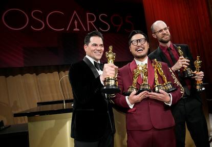 Jonathan Wang, Daniel Kwan y Daniel Scheinert posan con sus premios a la mejor película por 'Everything Everywhere All at Once'.