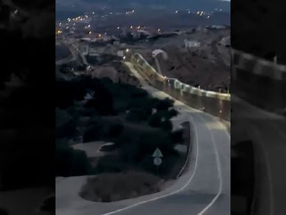 Captura del vídeo en el que se ve a un parapentista sobrevolar la valla y la carretera de circunvalación de Melilla, este jueves.