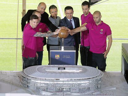 Los capitanes del Barcelona en marzo de 2016, entre ellos Messi o Iniesta, con el técnico Luis Enrique o el presidente Josep Maria Bartomeu, entre otros.