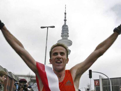 Julio Rey, tras ganar el marat&oacute;n de Hamburgo en 2006, donde bati&oacute; el r&eacute;cord de Espa&ntilde;a.