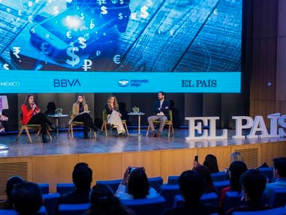 Elizabeth Ivonne Noriega, Isabella Cota, Lisset May y Juan José Galnares, durante una de las mesas del 'Foro No Money', en Ciudad de México, este jueves.