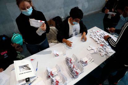 Los funcionarios de un colegio electoral en Santiago cuentan las papeletas después del cierre de las urnas, la tarde del 4 de septiembre de 2022.