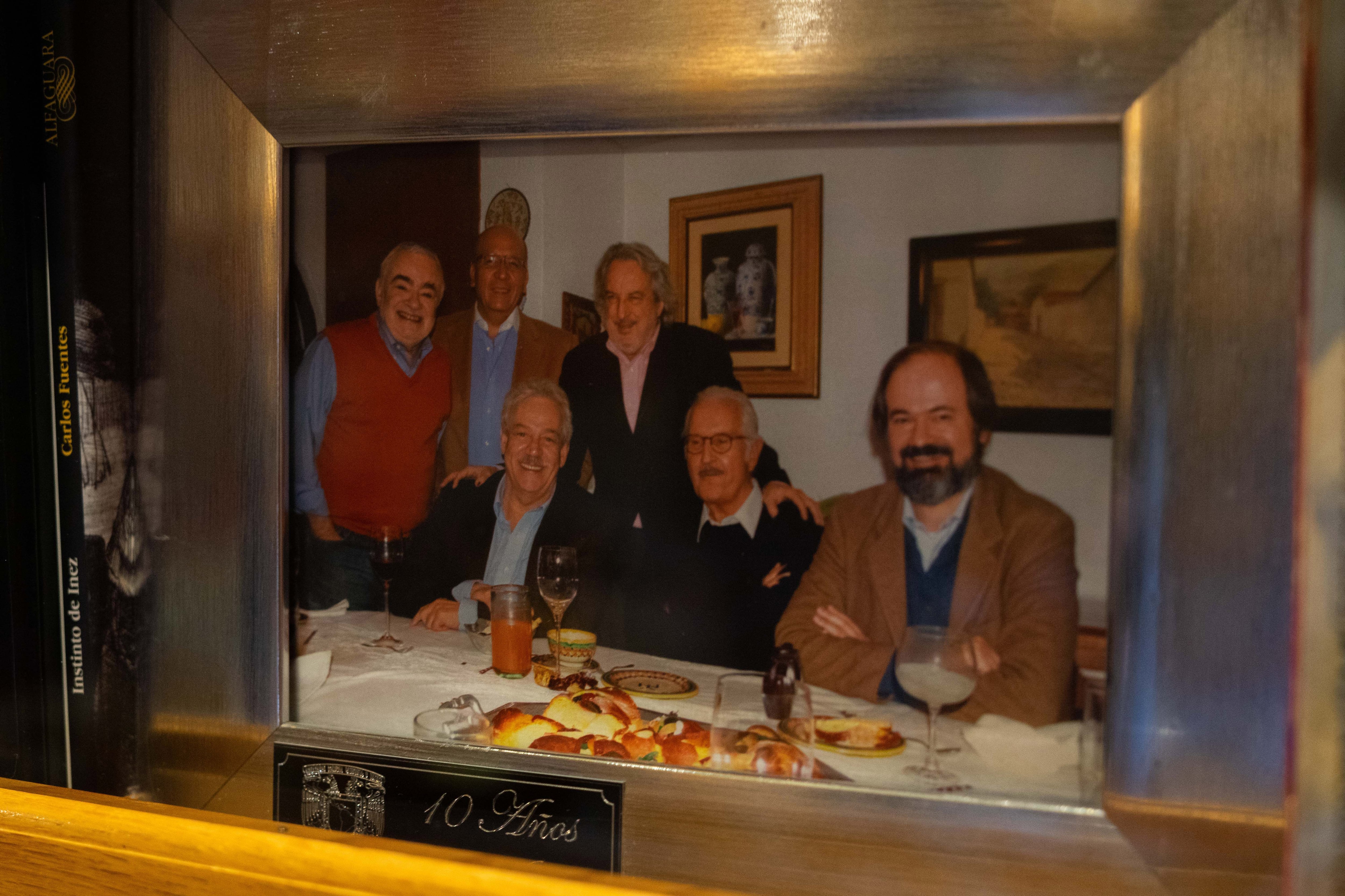Una fotografía del salón de Gonzalo Celorio, junto a personalidades de la literatura mexicana como Juan Villoro o Carlos Fuentes. 