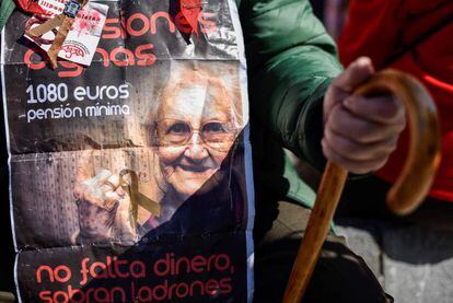 Concentración de pensionistas ante el Ayuntamiento de Bilbao este martes.