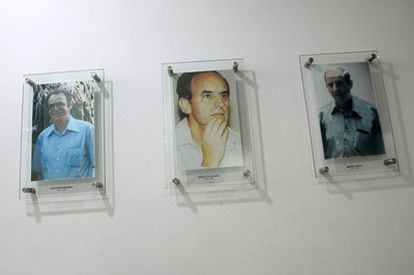 Detalle de las fotografías, de izquierda a derecha, de los sacerdotes españoles Juan Ramón Moreno, Ignacio Ellacuría y Armando López, asesinados por el Ejército en El Salvador en 1989