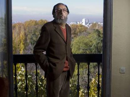 El escritor Juan Eduardo Z&uacute;&ntilde;iga, en su casa de Madrid, en 2010.