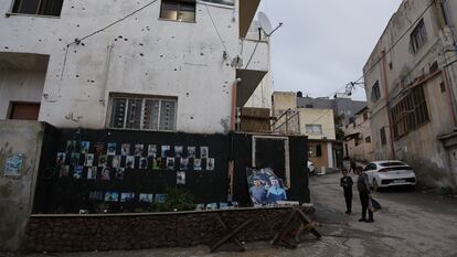 Altar para honrar a los "mártires", fallecidos en relación con el conflicto con Israel, en una calle del campo de refugiados de Yenín, el 27 de noviembre de 2023.