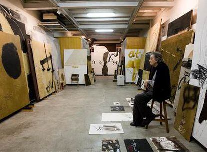 El artista Antoni Tàpies, el pasado viernes en su estudio de Barcelona rodeado de sus últimos trabajos.