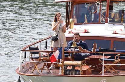 Violet Affleck acompaña a su padre, Ben Affleck, durante el crucero por el río Sena. 