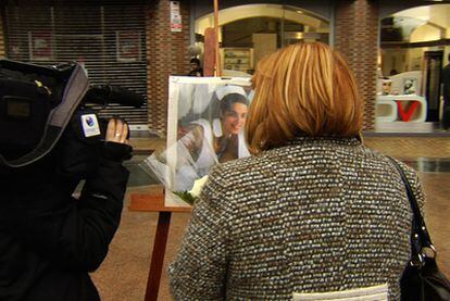 Asun Casasola, madre de Nagore Laffage, contempla una foto de su hija.
