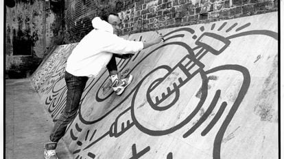 El artista plástico Keith Haring realiza una pintada "antisida" en un muro del barrio chino de Barcelona.