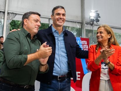 Pedro Sánchez, junto al líder de los socialistas gallegos, Valentín González Formoso (izquierda), y la primera teniente de alcalde del Ayuntamiento de Vigo, Carmela Silva, el domingo en Oroso (A Coruña).