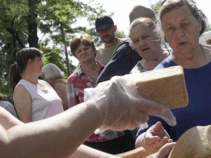 Reparto de pan en Donetsk el mi&eacute;rcoles.
