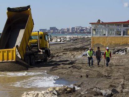 Reposici&oacute;n de arena en la playa de Guadalmar (M&aacute;laga).