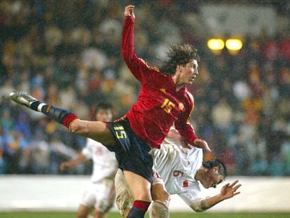 El jugador sevillano Sergio Ramos jugó su primer partido con la selección española el 26 de marzo de 2005 en un encuentro amistoso contra China en Salamanca en el que La Roja venció 3-0 a su rival. Ramos, con casi 19 años (su cumpleaños es el 30 de marzo) debutó en la segunda parte del encuentro.