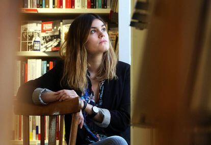 La poeta Elvira Sastre, en una librería de Madrid.