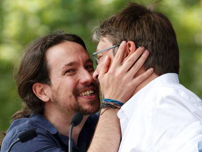 Pablo Iglesias (i) saluda Xavier Domènech amb un petó en un míting a Barcelona.