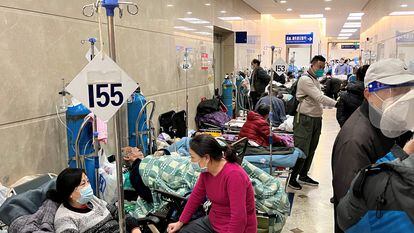 Pacientes tumbados en camas en un pasillo del hospital Zhongshan, en medio del brote de covid en Shanghái.