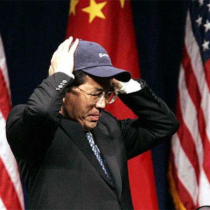 El presidente de China, Hu Jintao, se coloca una gorra de Boeing.