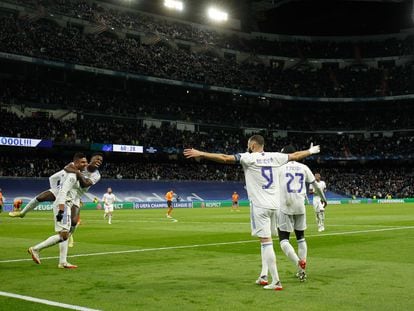 Los jugadores del Real Madrid celebran haber anotado un gol en el Santiago Bernabéu.